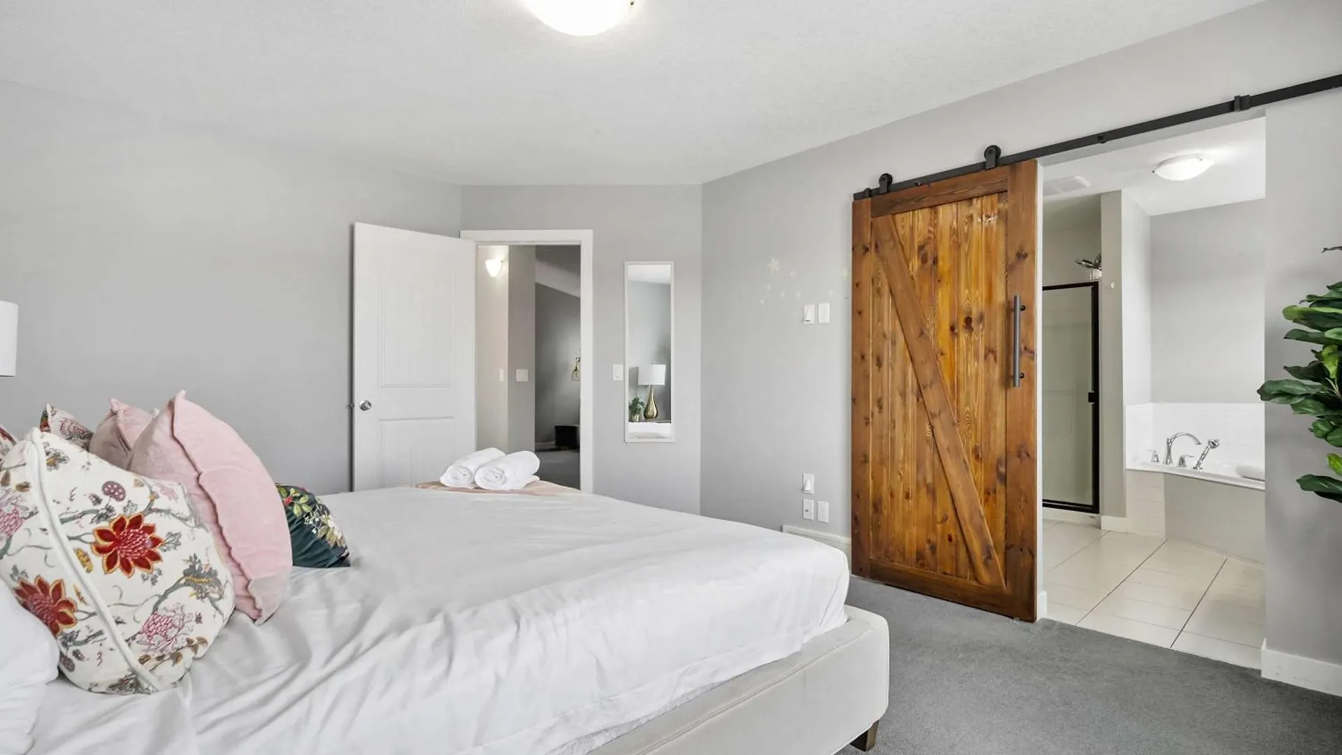 New! Large Family 4Br W Kid'S Play Den, Yard - Free Banff Pass, Bbq, Netflix, Parking & Wine! Villa Calgary Holiday home