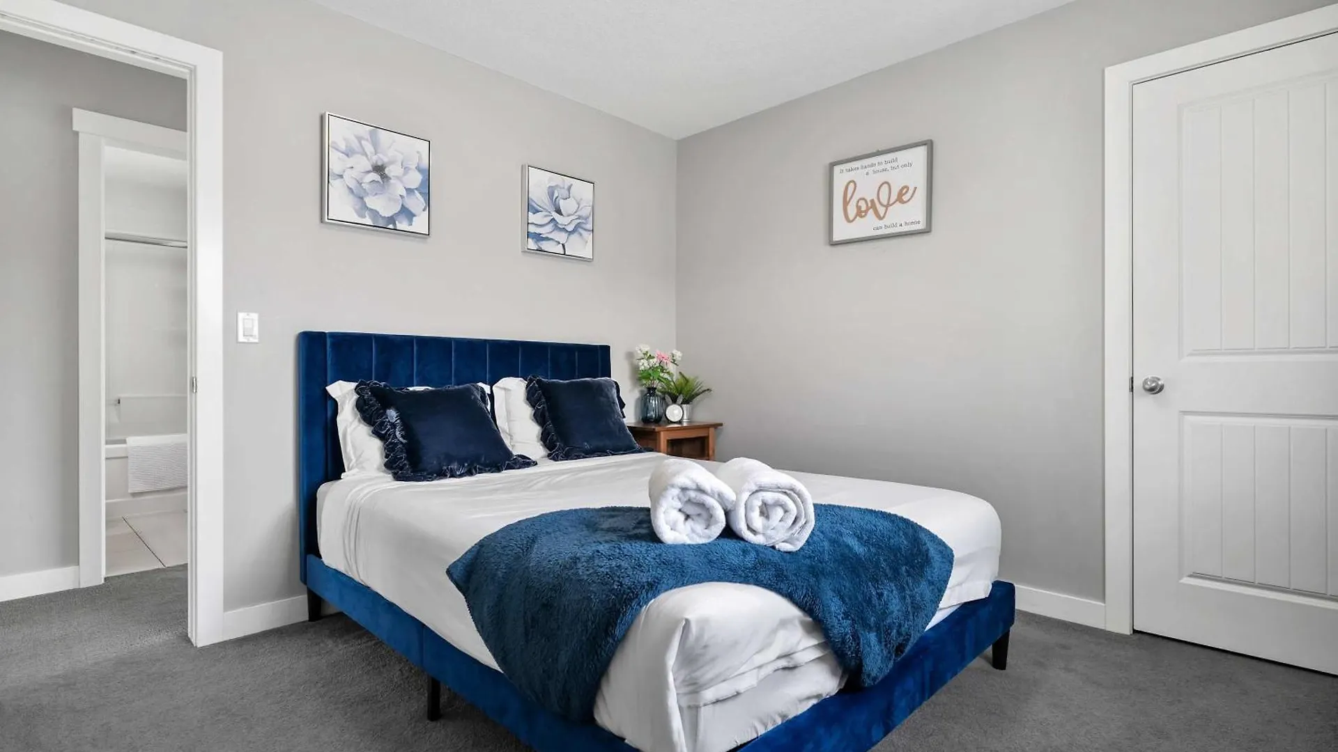 Сasa de vacaciones Villa New! Large Family 4Br W Kid'S Play Den, Yard - Free Banff Pass, Bbq, Netflix, Parking & Wine! YYC