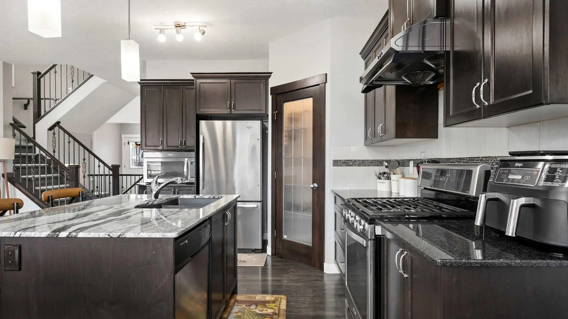 Villa New! Large Family 4Br W Kid'S Play Den, Yard - Free Banff Pass, Bbq, Netflix, Parking & Wine! YYC 0*,  Canadá