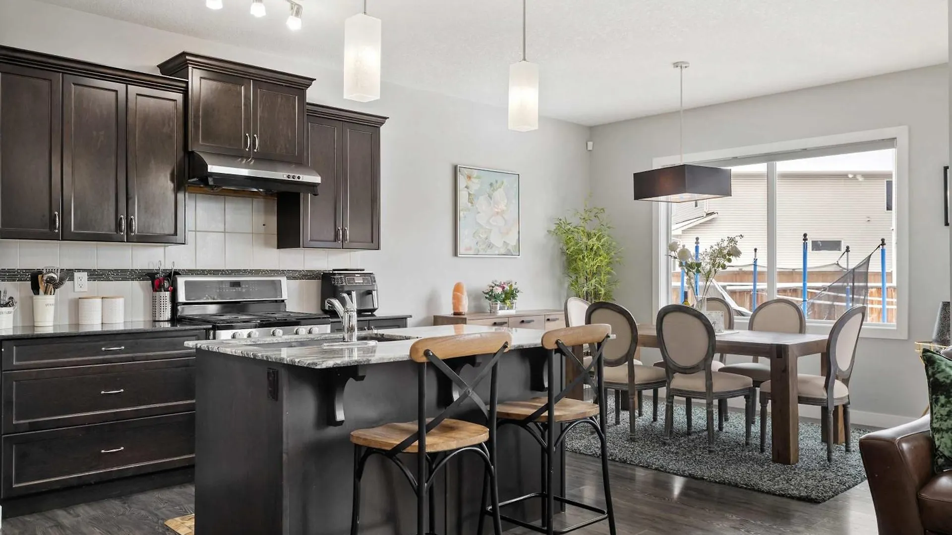 Сasa de vacaciones Villa New! Large Family 4Br W Kid'S Play Den, Yard - Free Banff Pass, Bbq, Netflix, Parking & Wine! YYC