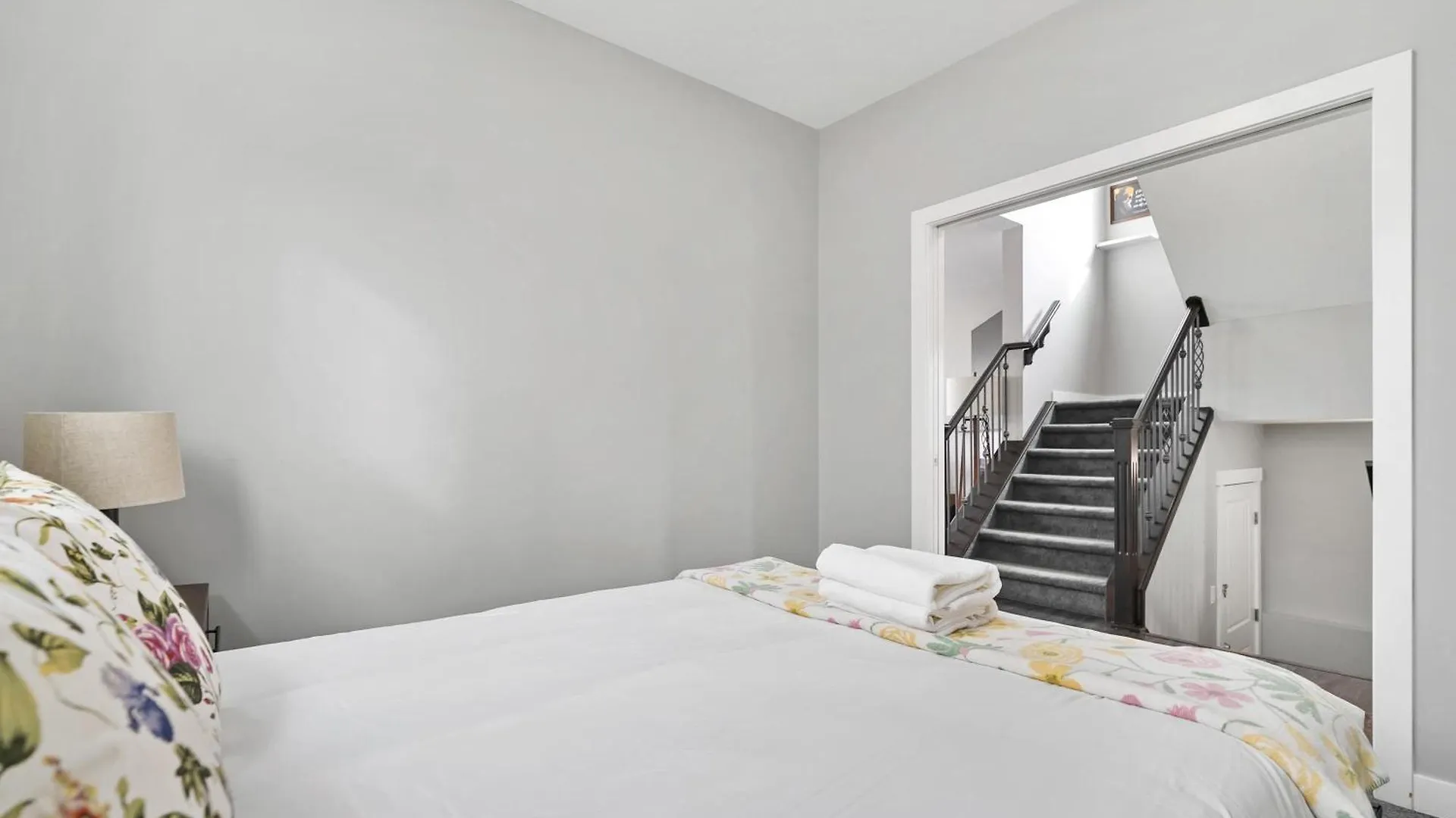 Сasa de vacaciones Villa New! Large Family 4Br W Kid'S Play Den, Yard - Free Banff Pass, Bbq, Netflix, Parking & Wine! YYC